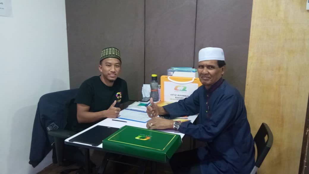 Pelajar dewasa bersama ustaz selepas kelas mengaji
